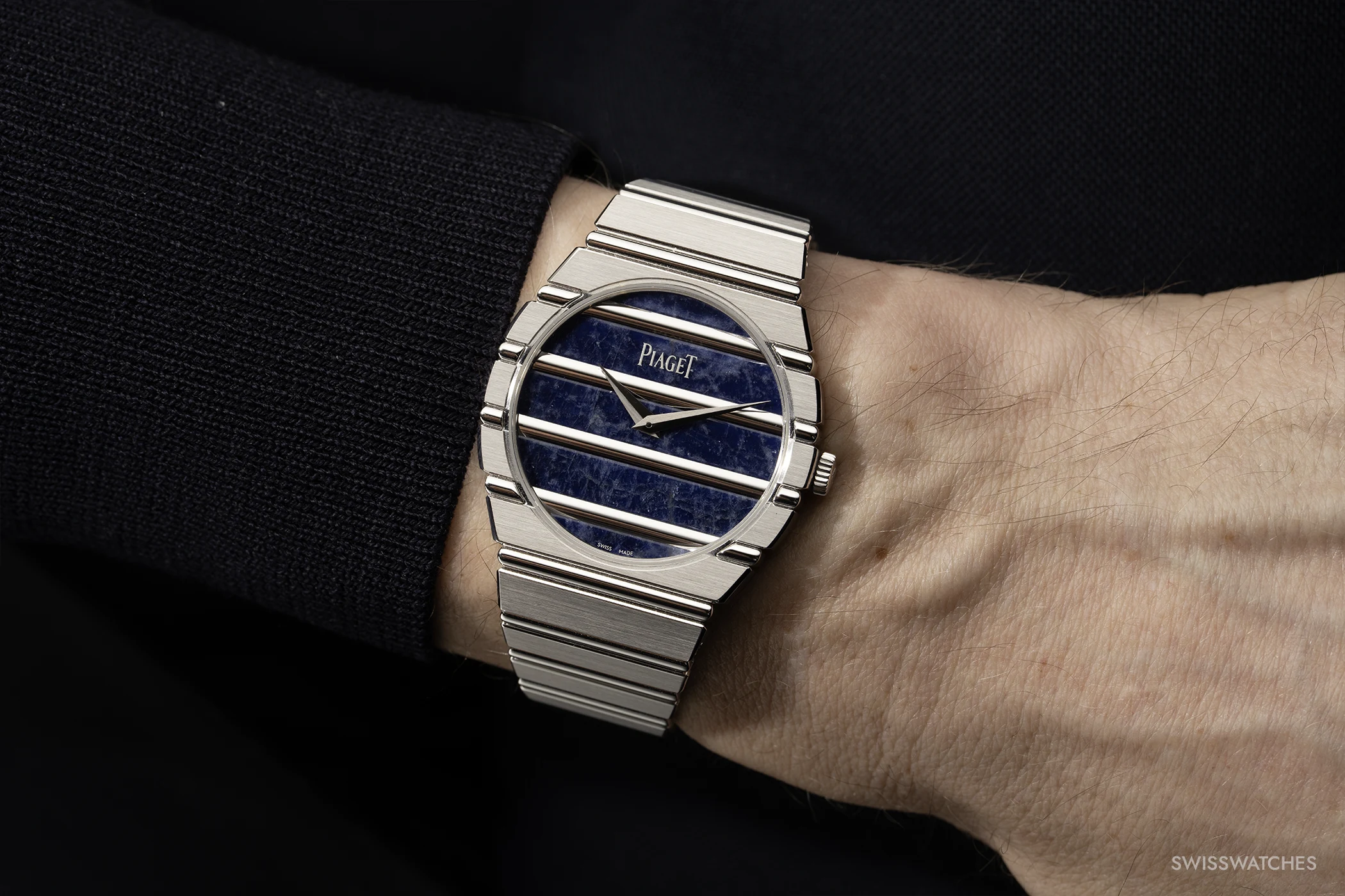 Hier ist eine alternative Frontalaufnahme der Piaget Polo Sodalithe '79 am Handgelenk.