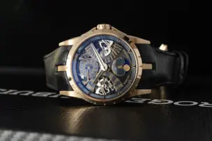 Excalibur Bi-Retrograde Perpetual Calendar aus der horizontalen Perspektive.
