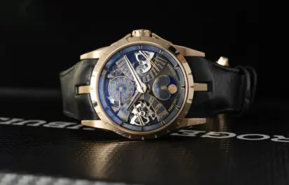 Excalibur Bi-Retrograde Perpetual Calendar aus der horizontalen Perspektive.