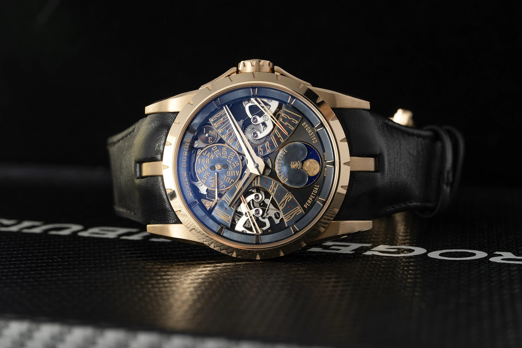 Excalibur Bi-Retrograde Perpetual Calendar aus der horizontalen Perspektive.
