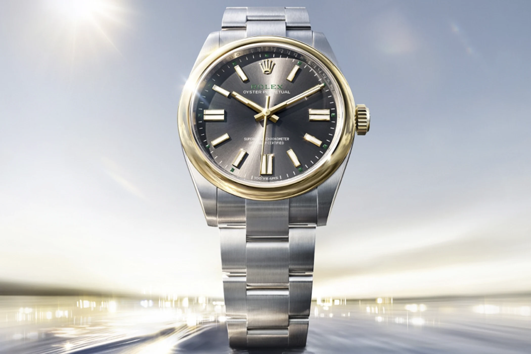 Die Rolex Oyster Perpetual 41 in gelbem Rolesor ist in der Frontalansicht zu sehen.