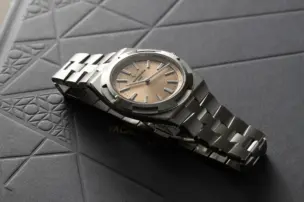Vacheron Constantins neues Ultra-Thin Modell in der Frontansicht