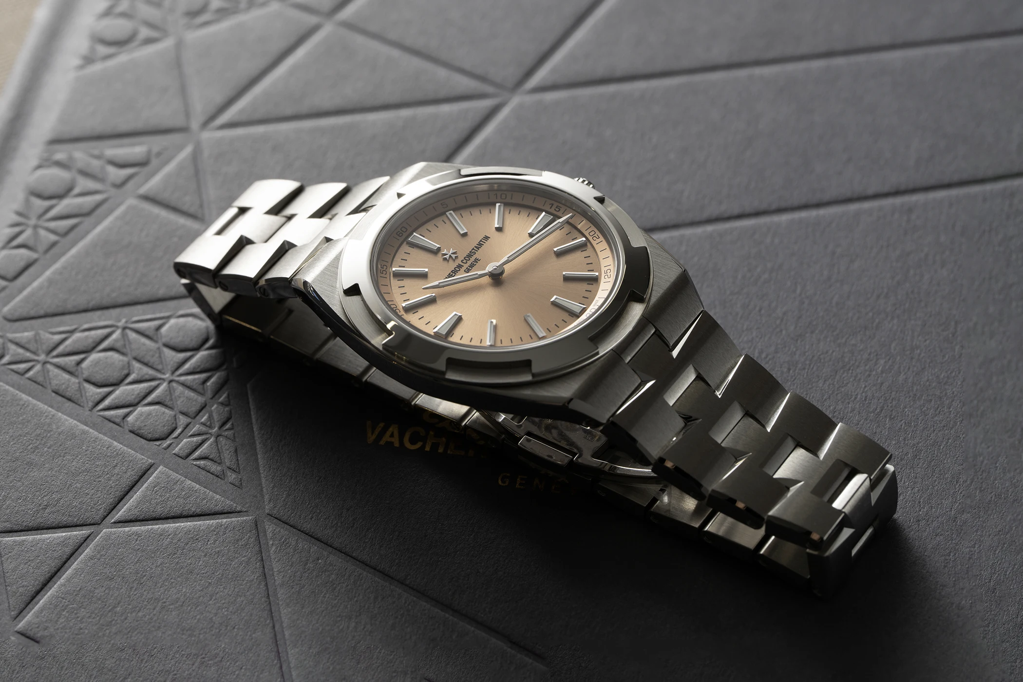 Vacheron Constantins neues Ultra-Thin Modell in der Frontansicht