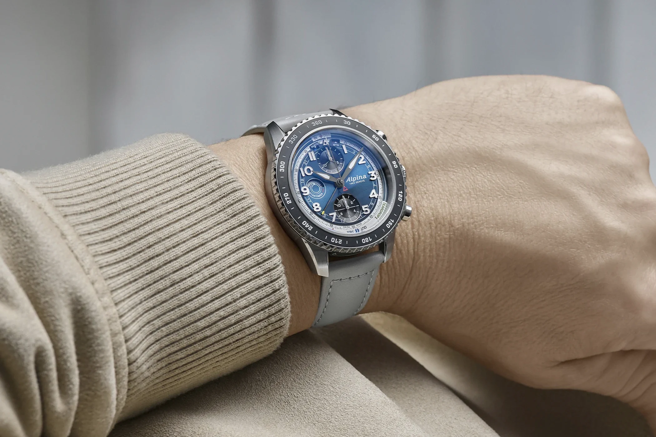 Der Watch Angels x Alpina Startimer Pilot IFR Chronograph ist hier in einer weiteren Frontalansicht am Handgelenk zu sehen.