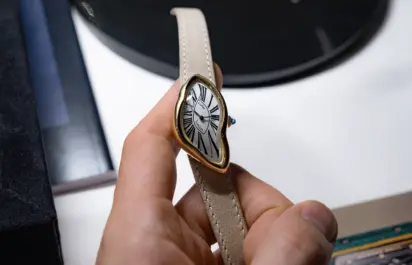 Die Cartier Crash London aus dem Jahr 1990 ist von vorne zu sehen.
