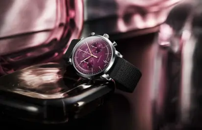Sixties Chronograph Jahresedition von Glashütte Original mit violettfarbenem Zifferblatt, auf der Seite liegend