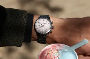 Die Norqain Freedom Chrono Enjoy Life Sprinkles Special Edition Referenz N2201-19S04-K01-S01 am Handgelenk.