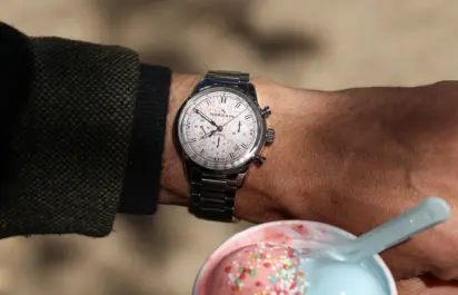 Die Norqain Freedom Chrono Enjoy Life Sprinkles Special Edition Referenz N2201-19S04-K01-S01 am Handgelenk.