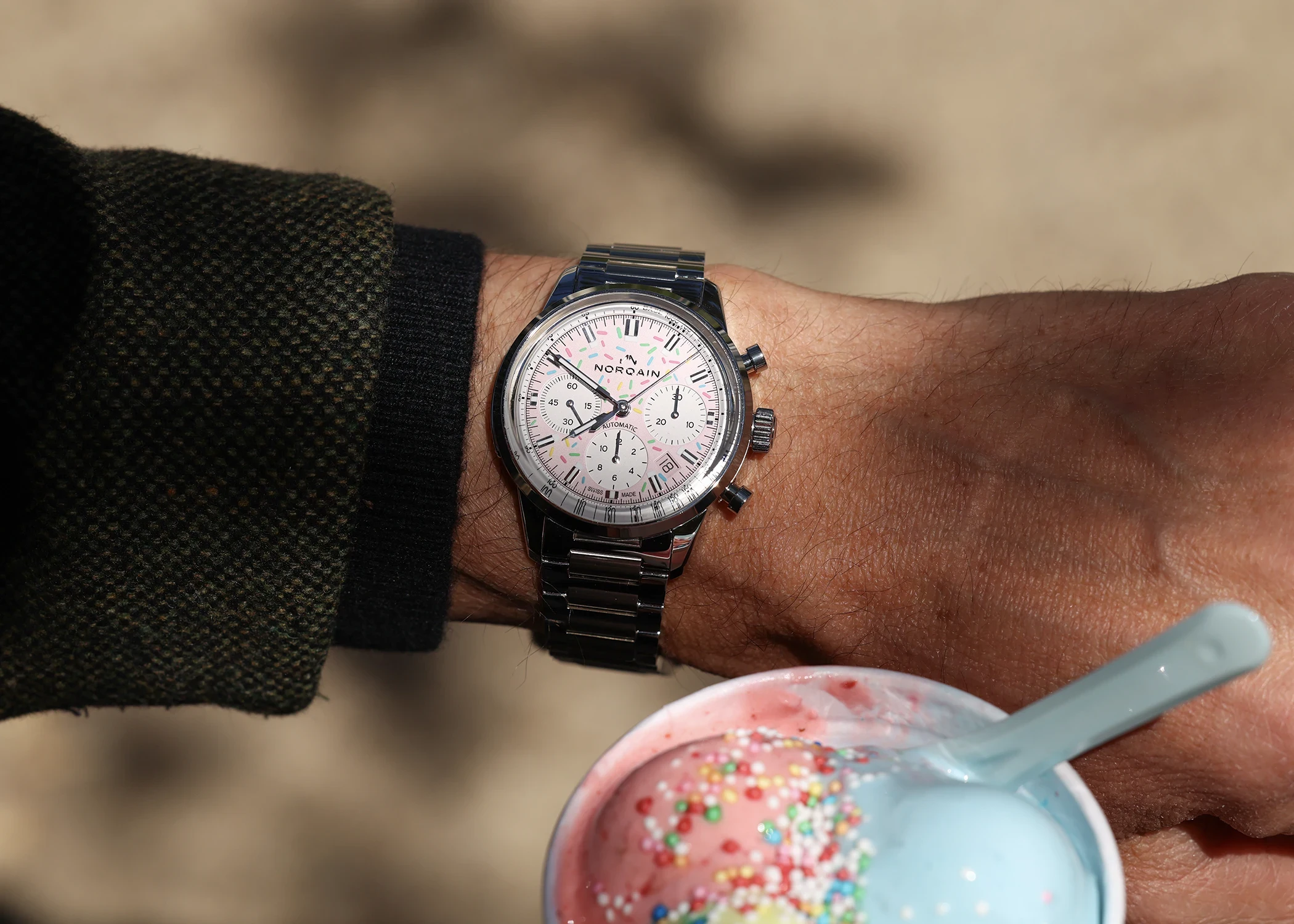 Die Norqain Freedom Chrono Enjoy Life Sprinkles Special Edition Referenz N2201-19S04-K01-S01 am Handgelenk.