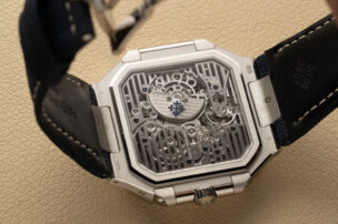 Blick durch den Saphirglasboden der Cubitus Referenz 5840P von Patek Philippe auf das Kaliber