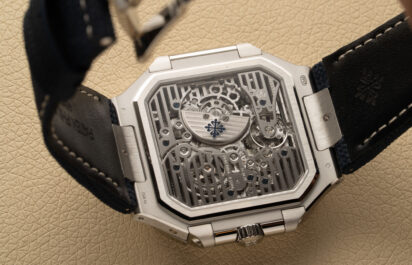 Blick durch den Saphirglasboden der Cubitus Referenz 5840P von Patek Philippe auf das Kaliber