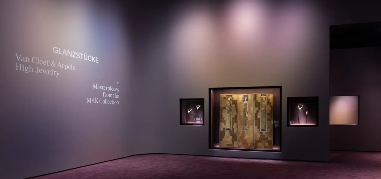The exhibition “GLANZSTÜCKE: Van Cleef & Arpels High Jewelry × Masterpieces from the MAK Collection”.