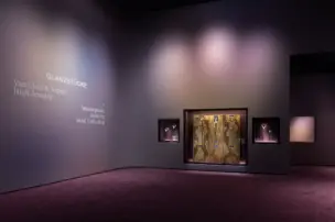 Die Ausstellung „GLANZSTÜCKE: Van Cleef & Arpels High Jewelry × Meisterwerke aus der MAK Collection“.