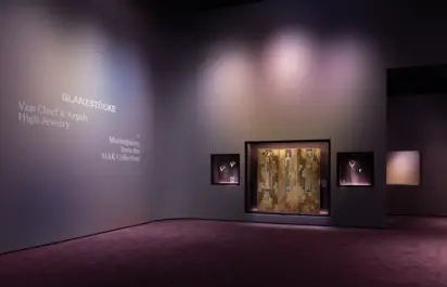 The exhibition “GLANZSTÜCKE: Van Cleef & Arpels High Jewelry × Masterpieces from the MAK Collection”.