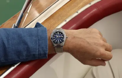 Die Grand Seiko Evolution 9 Collection Spring Drive U.F.A. Ushio 300 Diver SLGB023 am Handgelenk.