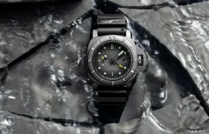 Panerai Submersible GMT Navy SEALs Afniotech Experience Edition PAM01089 auf einem wasserüberspültem Untergrund aus zerbrochenen Steinplatten