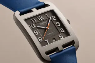 Cape Cod von Hermès mit Titangehäuse und blauem Kautschukband