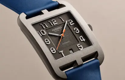 Hermès Cape Cod with titanium case and blue rubber strap, Close-up of the dial