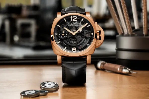 A Panerai 31 Giorni is shown from the front.