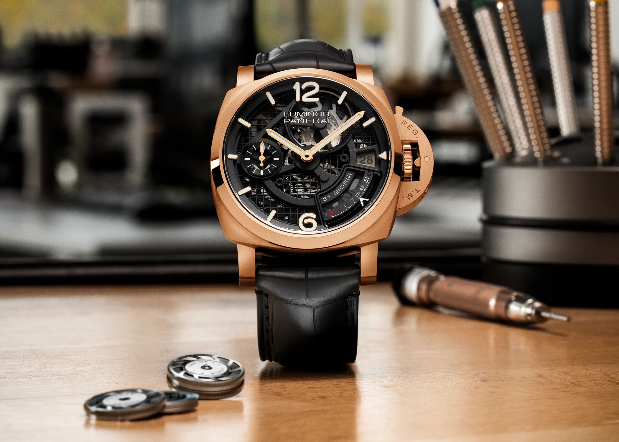 A Panerai 31 Giorni is shown from the front.