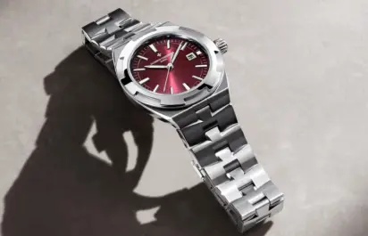 The Vacheron Constantin Overseas, measuring 34.5 millimetres and made of stainless steel, is shown in a diagonal front view.