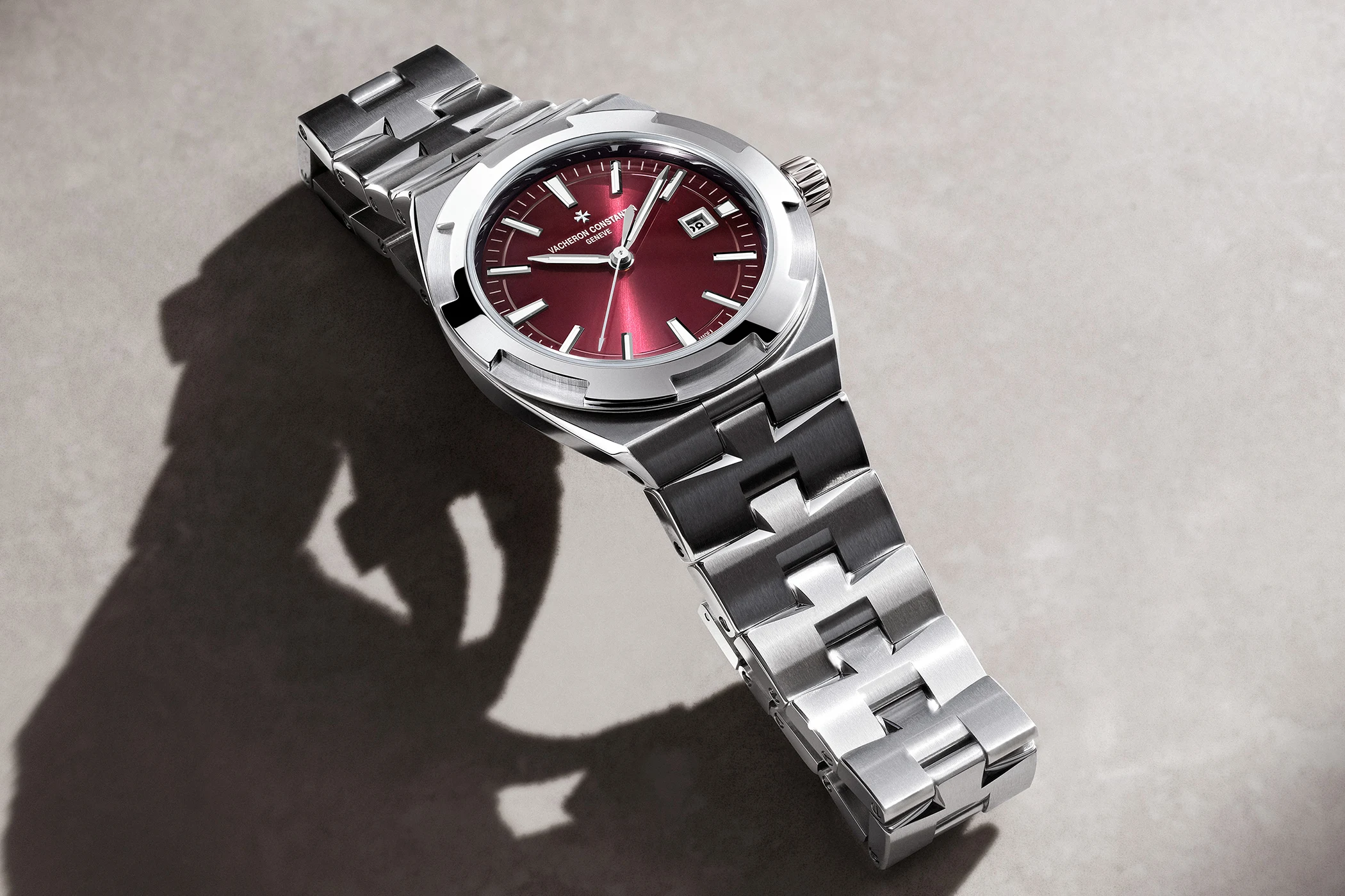 The Vacheron Constantin Overseas, measuring 34.5 millimetres and made of stainless steel, is shown in a diagonal front view.