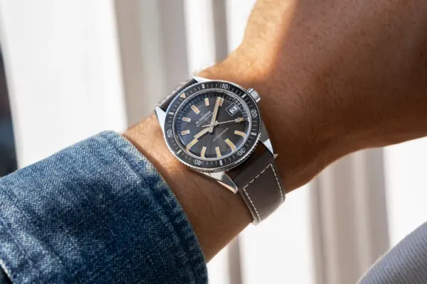 Eine Blancpain Fifty Fathoms Bathyscaphe 70th Anniversary 37 mm ist am Handgelenk zu sehen.