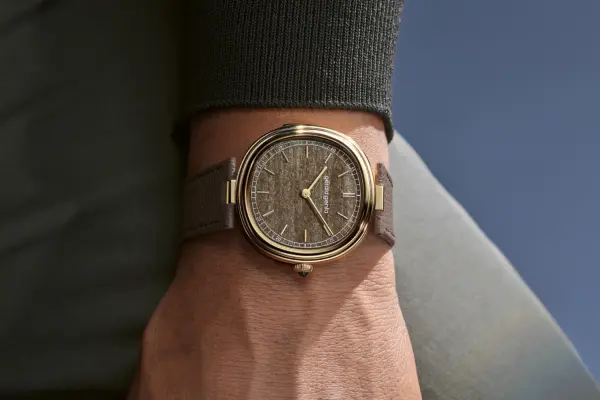 A Gérald Genta minute repeater can be seen on the wrist.
