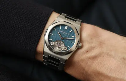 Die Girard-Perregaux Laureato Fifty Tourbillon Micro-Rotor 39 mm Referenz 99116-11-3528-1CM am Handgelenk.