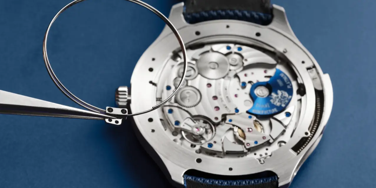 Ein Tonstab der Piaget Polo Minute Repeater wird in das Kaliber eingesetzt.