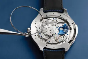 Ein Tonstab der Piaget Polo Minute Repeater wird in das Kaliber eingesetzt.