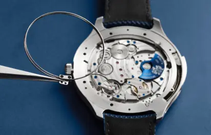 Ein Tonstab der Piaget Polo Minute Repeater wird in das Kaliber eingesetzt.