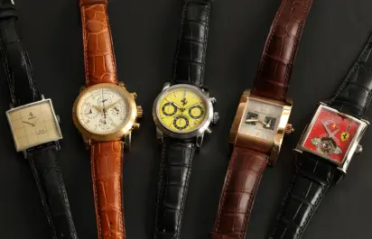 Alle Uhren der Ferrari x Girard-Perregaux Zusammenarbeit sind dargestellt.