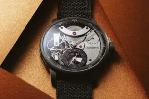 Eine Ferdinand Berthoud Chronomètre FB 3SPC.4 aus schwarz keramisiertem Titan ist in der Frontalansicht zu sehen.