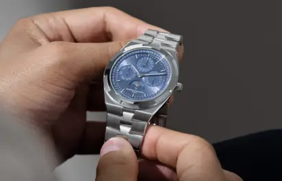 Das Zifferblatt der Vacheron Constantin Overseas Perpetual Calendar Ultra-Thin Referenz 4300V/220G-H119.