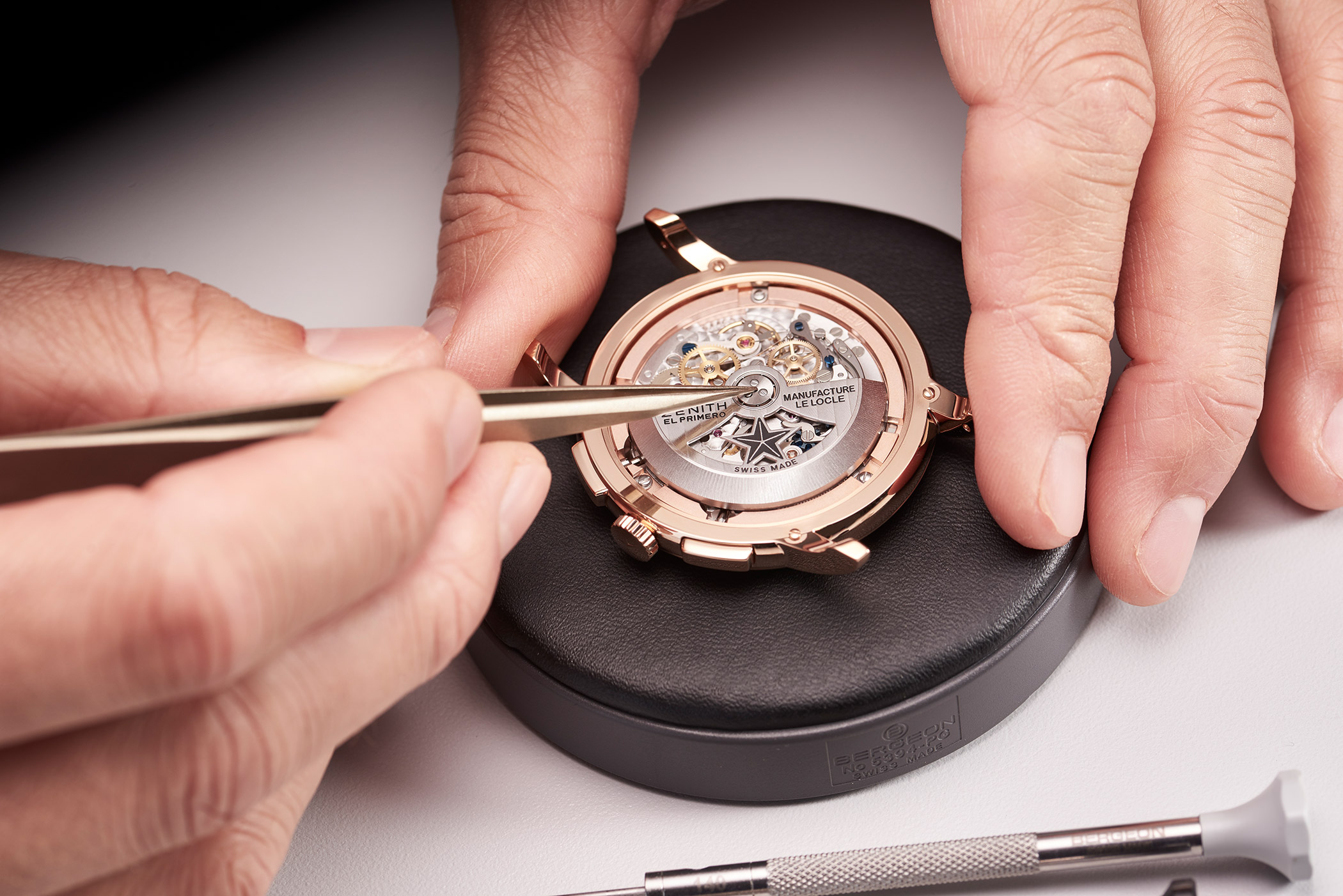 Ближайший ремонт часы. Швейцарский Часовщик. Часовая промышленность Швейцарии. Починить часы. Швейцарские часы завод.