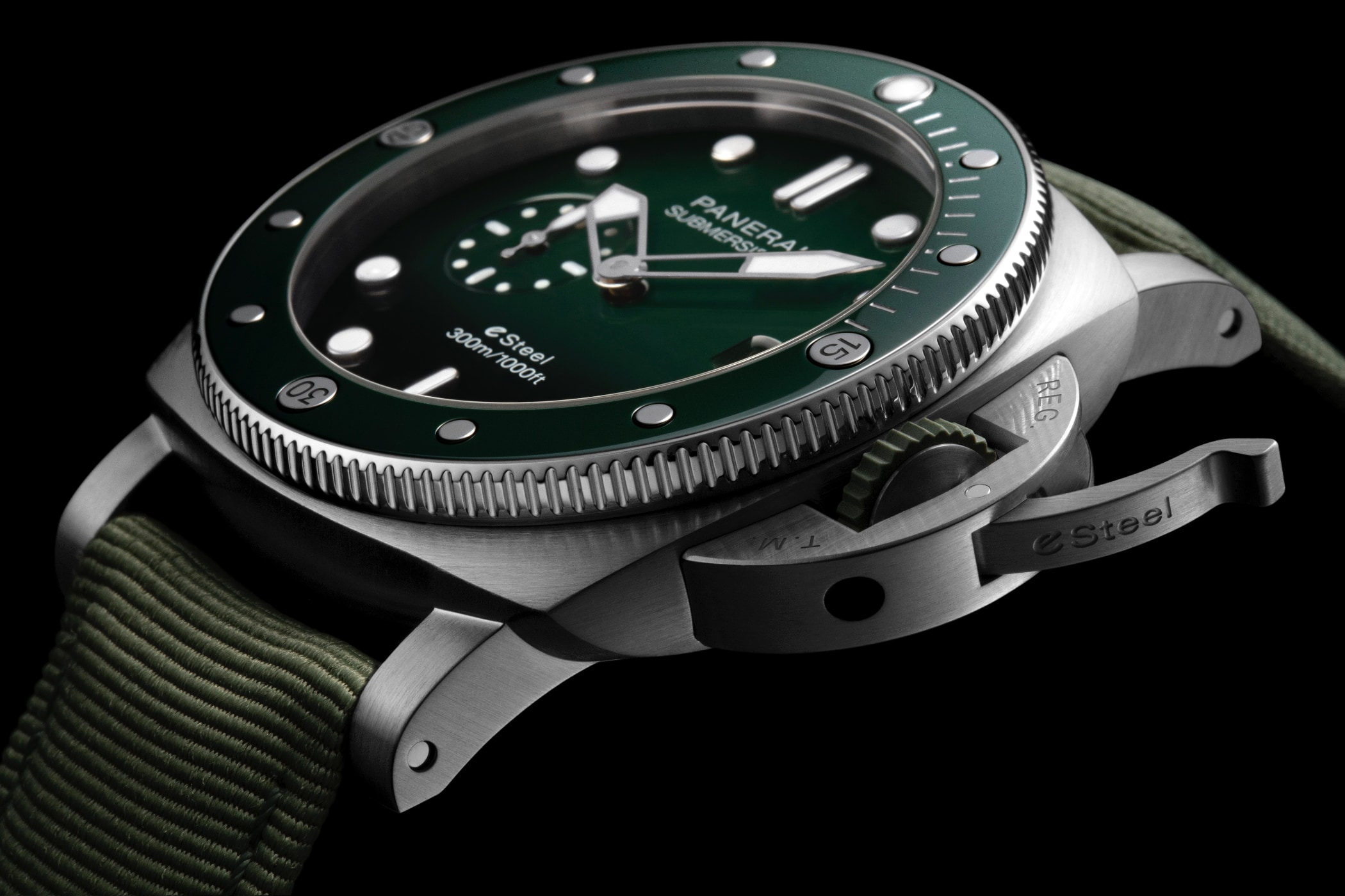 W&W 2022: Panerai Unveils Submersible QuarantaQuattro With New 44 mm Case Diameter 8 Panerai-Submersible-QuarantaQuattro-eSteel-Verde-Smeraldo-PAM01287-Side-Close-Up