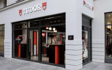 new-tudor-boutique-in-berlin-entrance