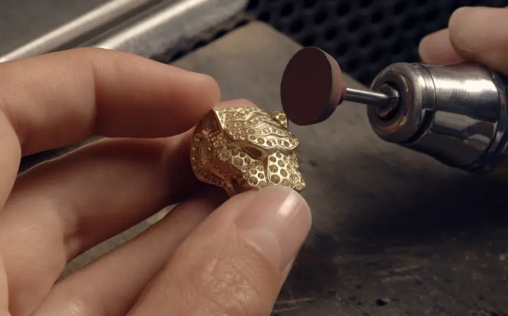 cartier-maison-des-metiers-d-art-polishing-of-the-cartier-tigerhead