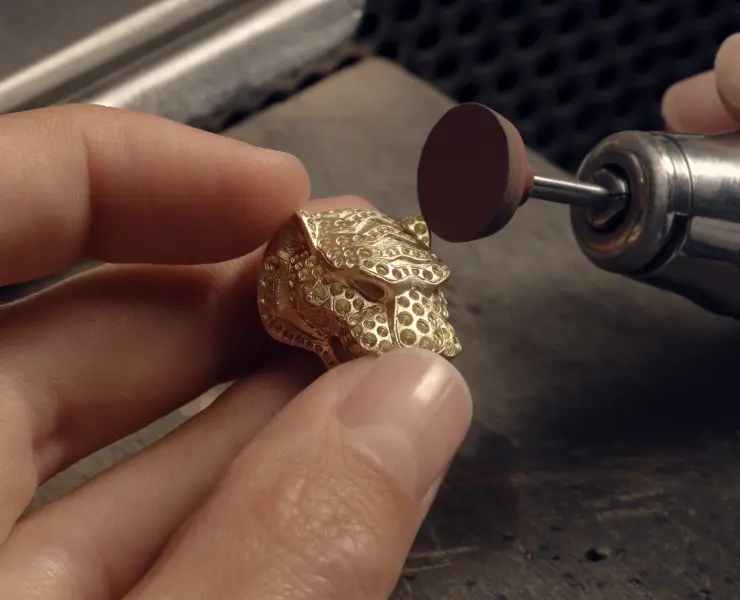 cartier-maison-des-metiers-d-art-polishing-of-the-cartier-tigerhead