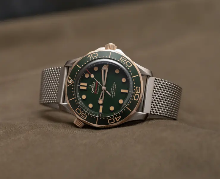 new-omega-seamaster-diver-300m-in-titan-und-bronze-gold-frontal