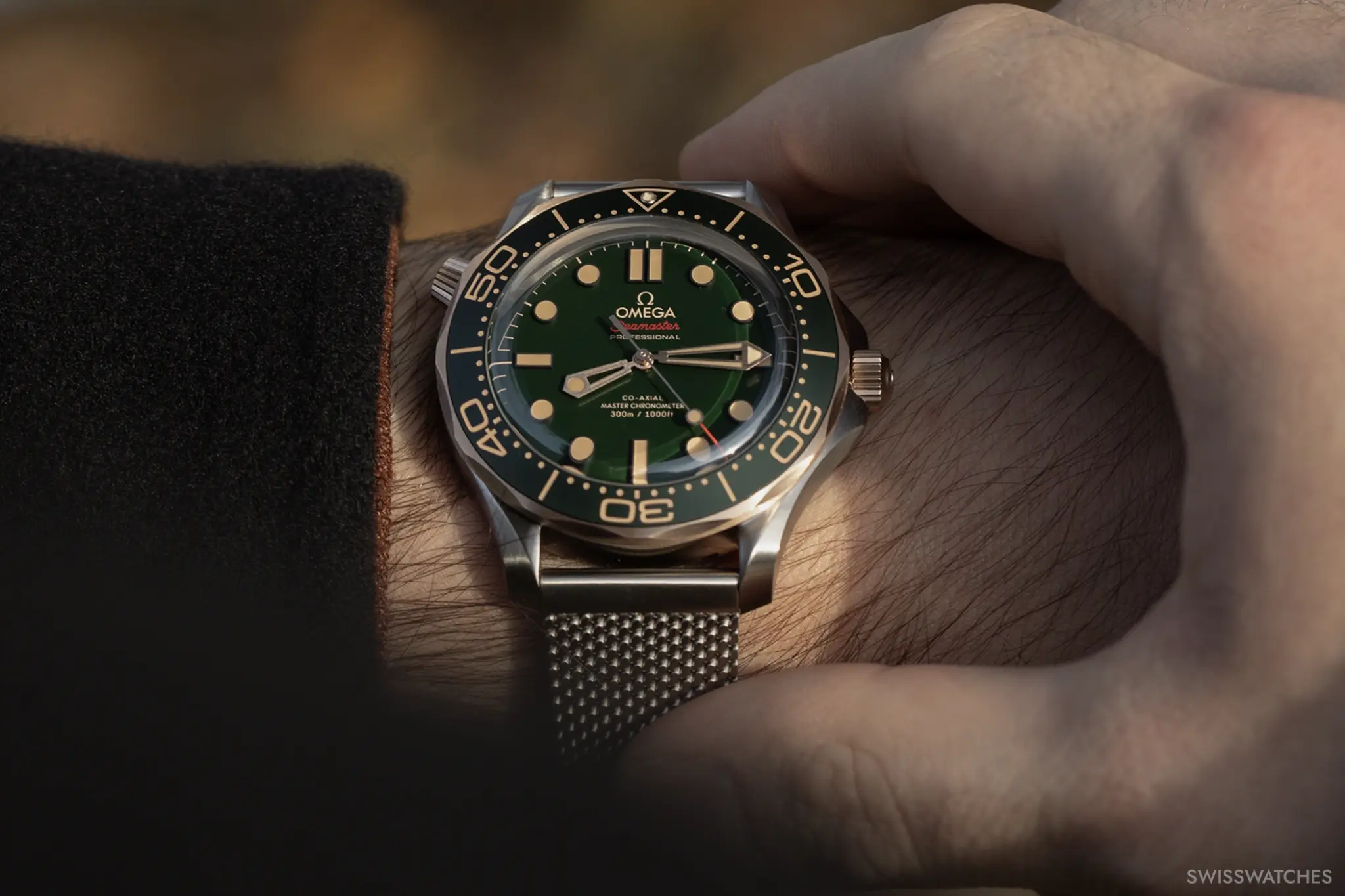omega-seamaster-diver-300m-in-titanium-and-bronze-gold-on-the-wrist-2