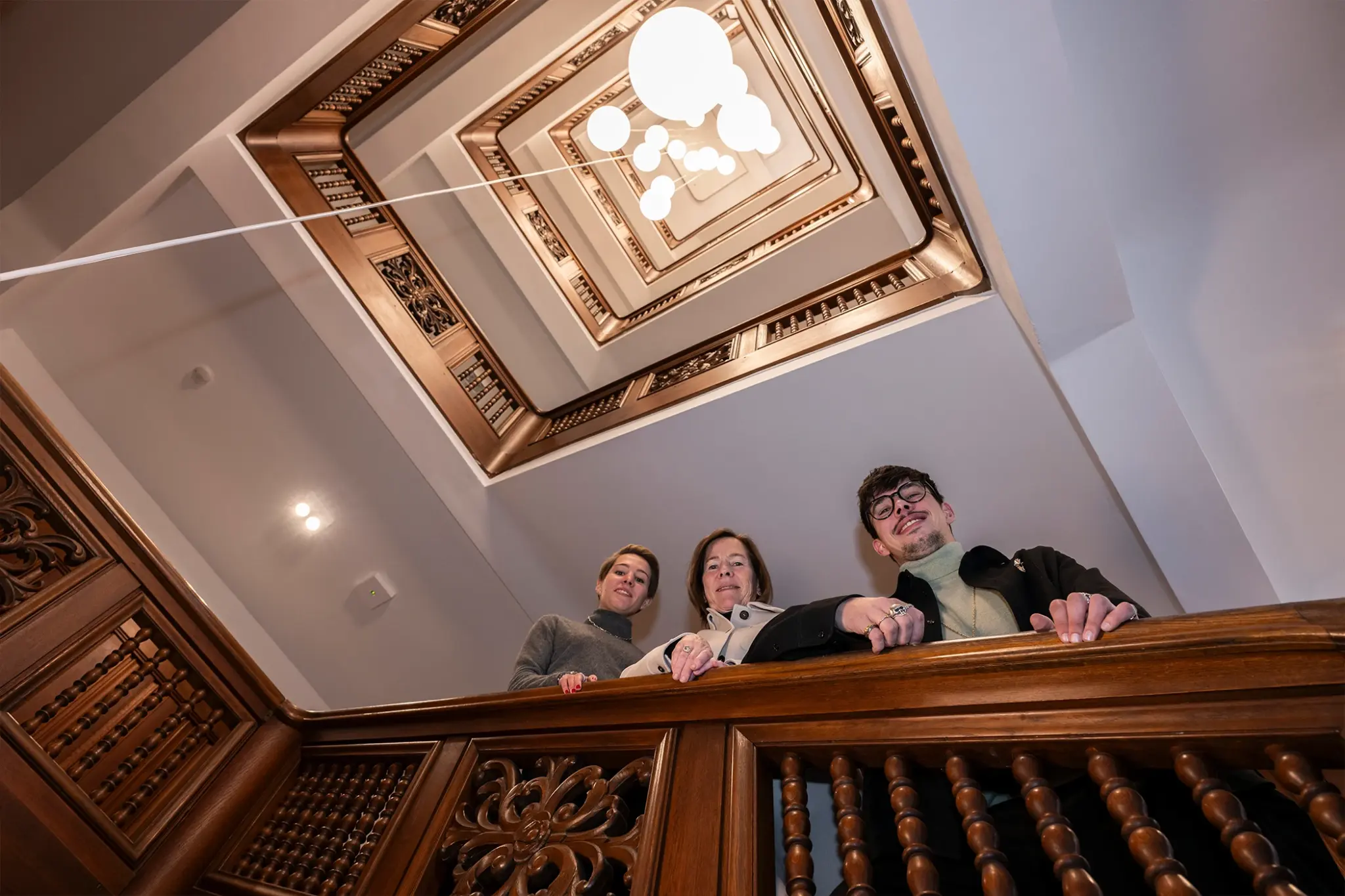 Chiara, Kim-Eva and Scott Wempe in the stairwell of the Kontorhouse Stubbenhuk
