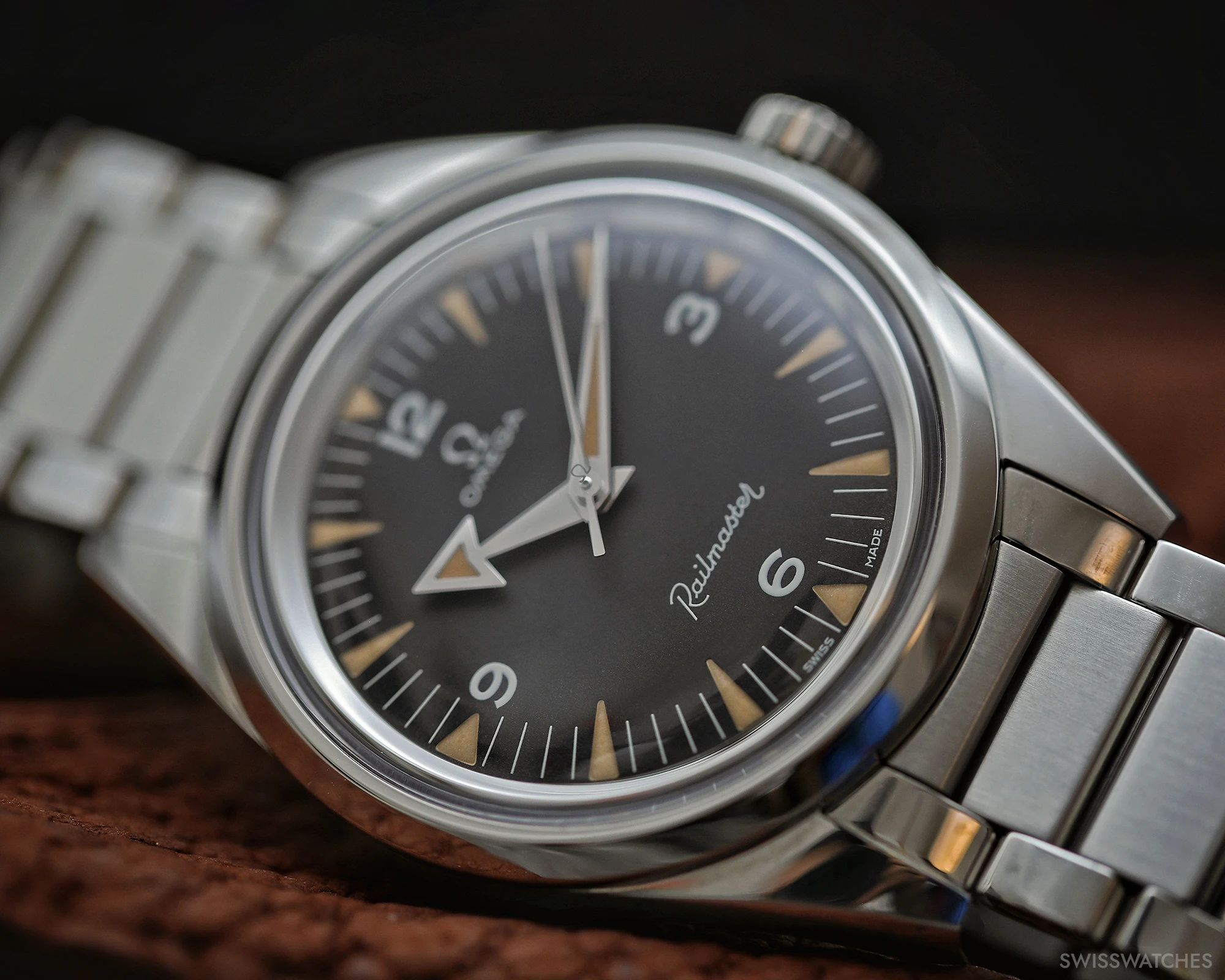 The dial of the Omega Seamaster Railmaster 1957 Trilogy Ref. 220.10.38.20.01.002 features a matte black “tropical” finish