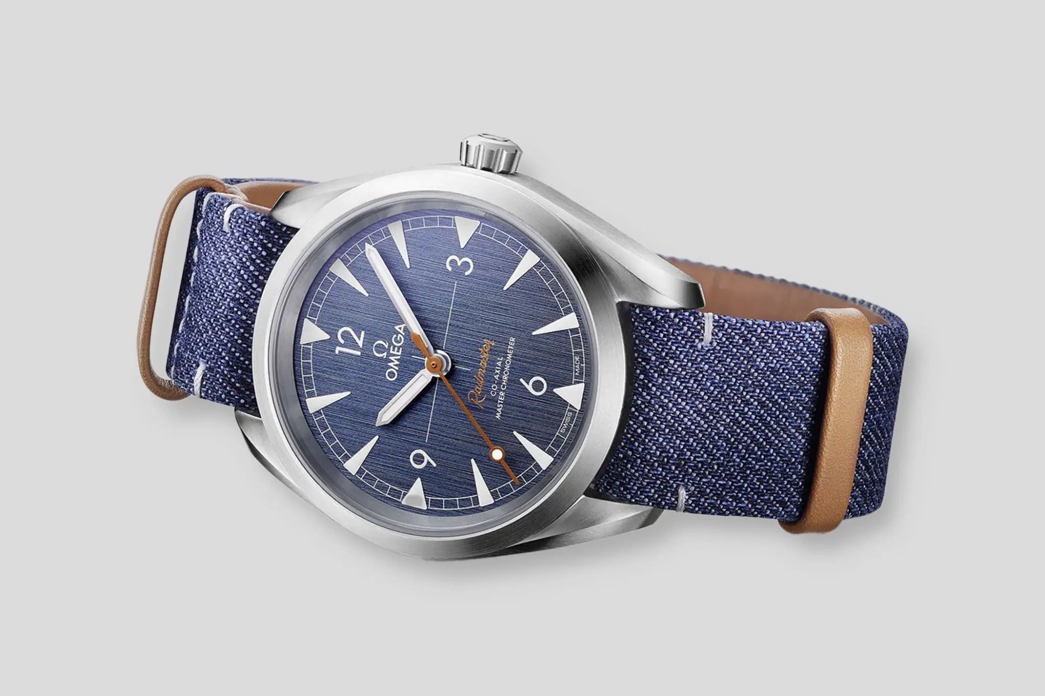 The Omega Seamaster Railmaster “Jeans” Ref. 220.10.40.20.03.001 features a vertically brushed blue denim-inspired dial