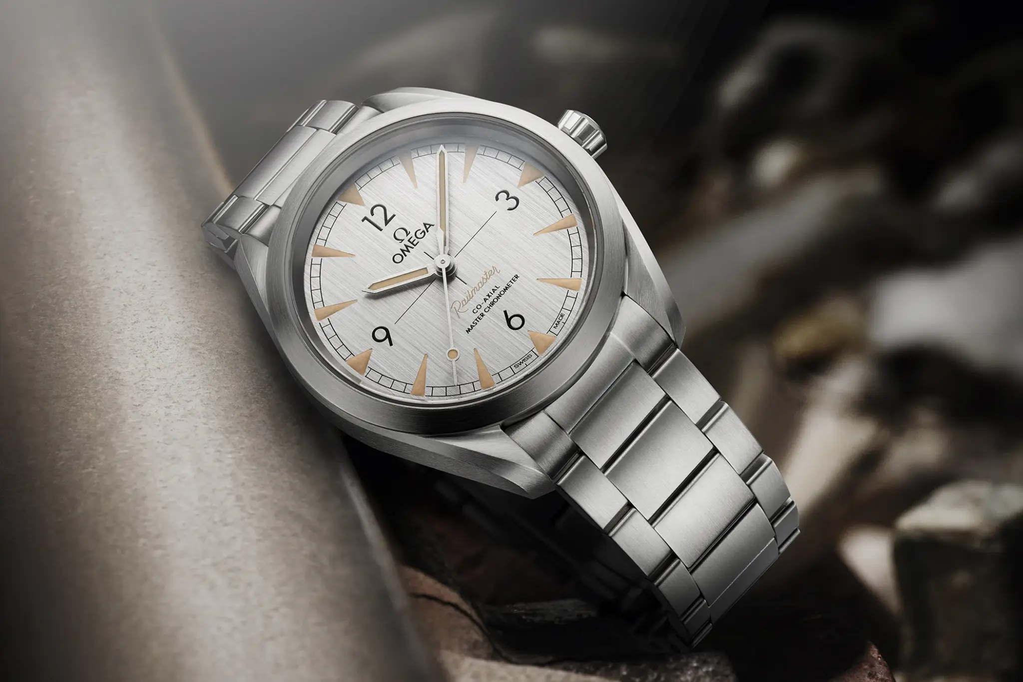 The Omega Seamaster Railmaster Ref. 220.10.40.20.06.001 features a vertically brushed light grey dial